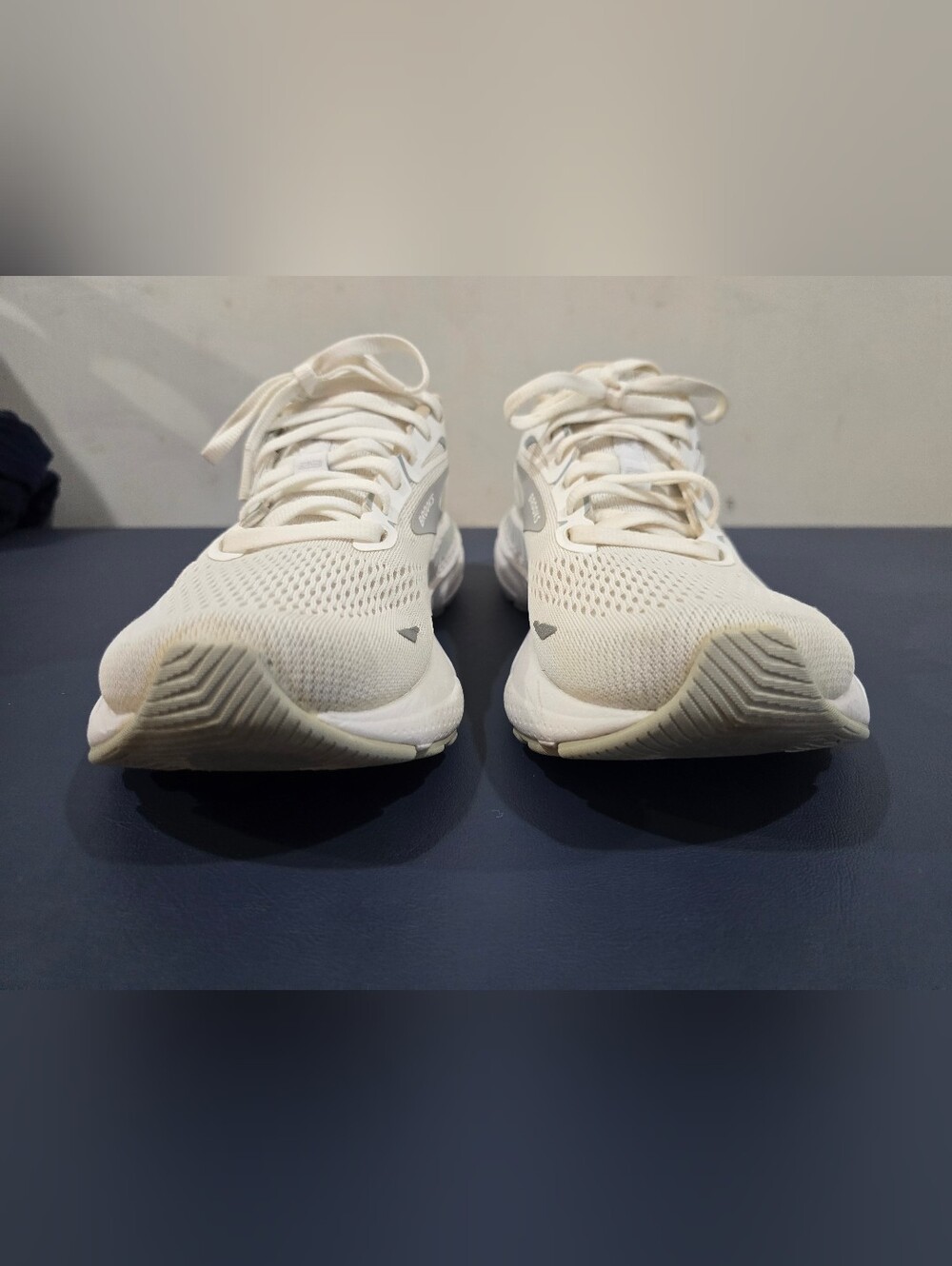 Brooks Adrenaline GTS 23 Women's Size 9 White Gray Running Shoes Sneakers